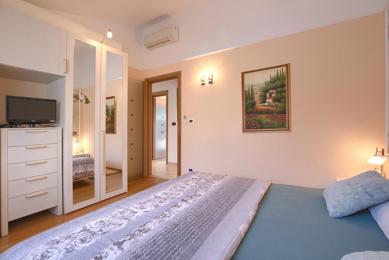Tomisha Apartman Pjescana Uvala Kültér fotó